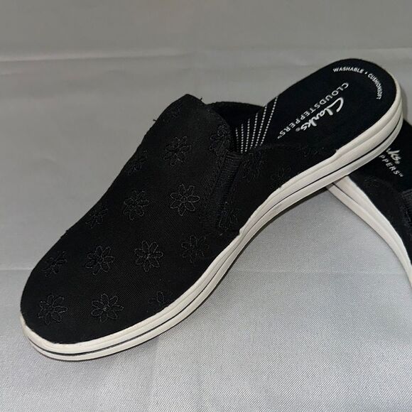 Clarks Black/White Daisy Embroidered Slip-Ons Size 7 - Picture 1 of 12